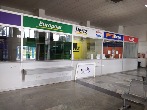 Přepážka ve veřejné příletové hale